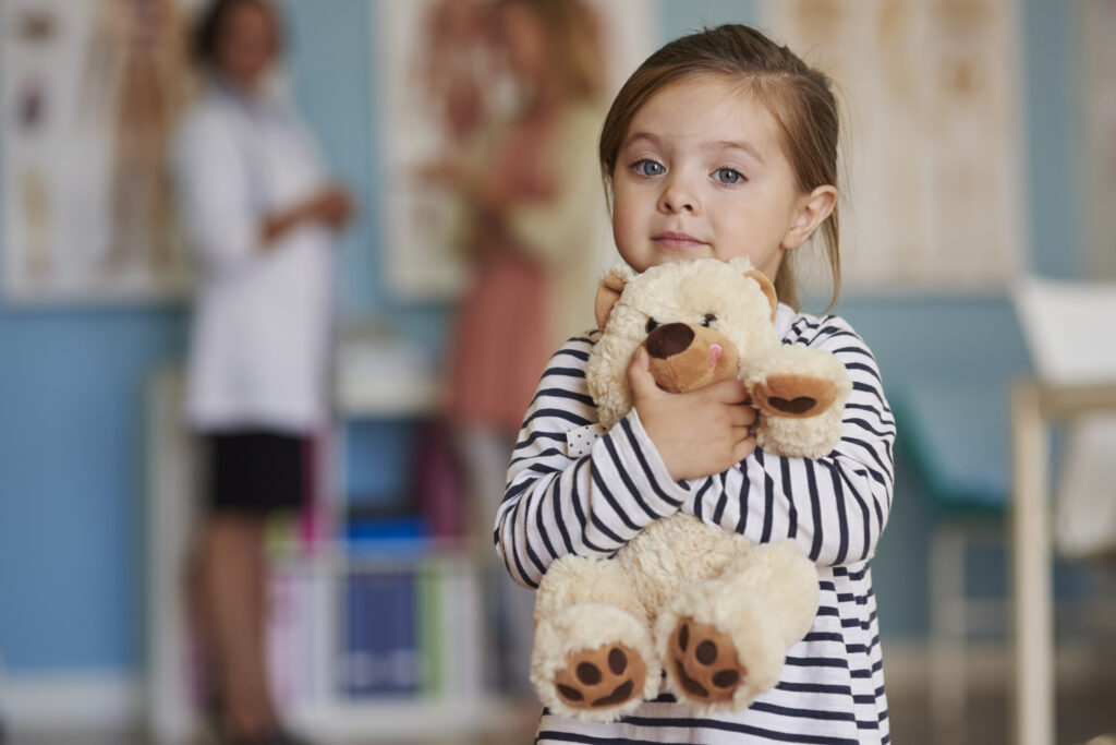 mon enfant pleure à l'école : il emmène son doudou pour se rassurer