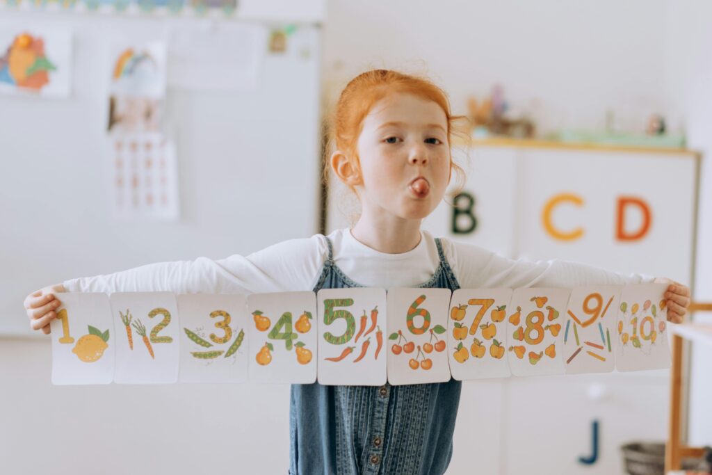 Enfant comptant avec frise numérique