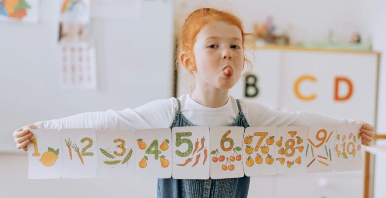 Enfant comptant avec frise numérique